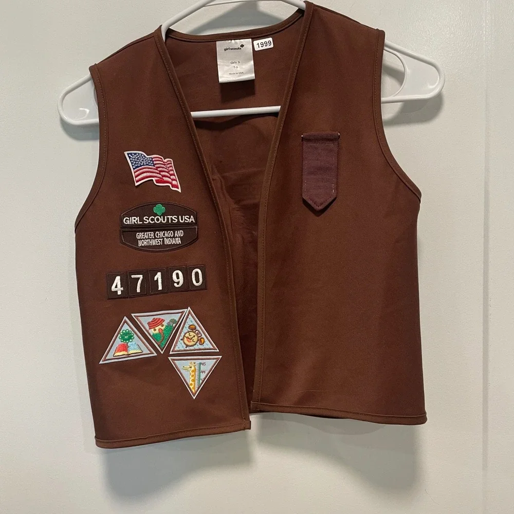 Girl Scouts Brownie Vest Girls Small 7-8 Brown Uniform Patches Troop 47190 51211